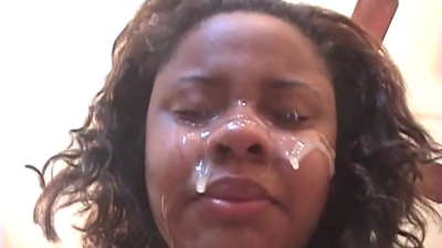 Μαύρη Βραζιλιάνα κοπέλα παίρνει ένα σπέρμα στο πρόσωπό της μετά από πρωκτικό σεξ με ένα μεγάλο πούτσο