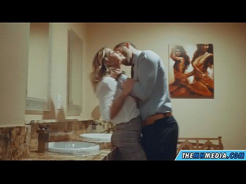 ❤️ Όταν μια πλούσια ξανθιά σε αποπλανεί σε μια δημόσια τουαλέτα ️❌ Πορνό βίντεο ❌️